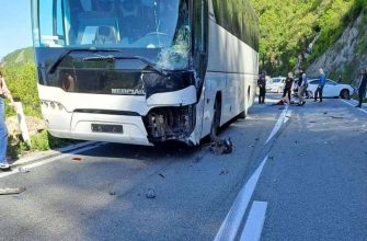 разбитый автобус в результате аварии