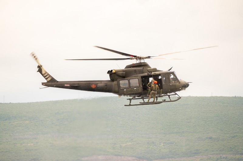 Вертолет со спасателями