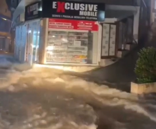 Затопленная улица в Улцине