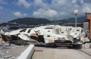 Разбитая яхта на берегу в Рафаиловичи