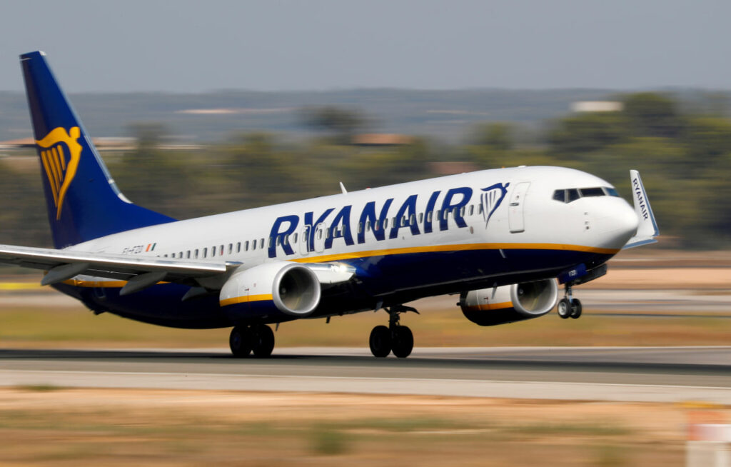 Взлетающий самолет авиакомпании Ryanair