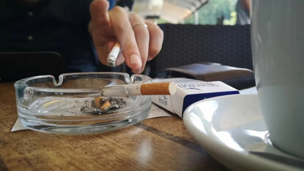 Курение в кафе
