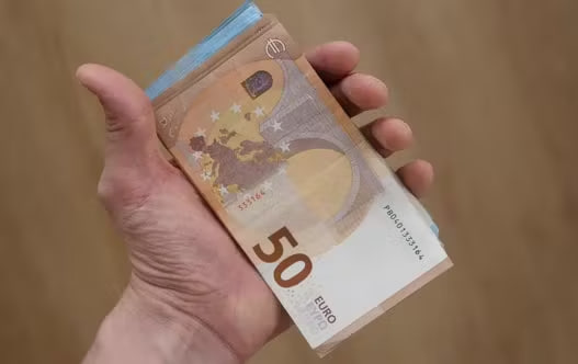Купюры евро в руке