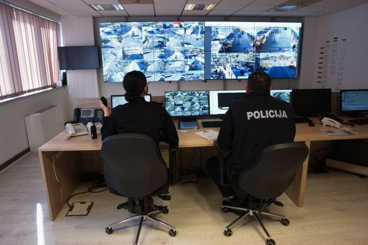 Полицейские смотрят мониторы камер видеонаблюдения