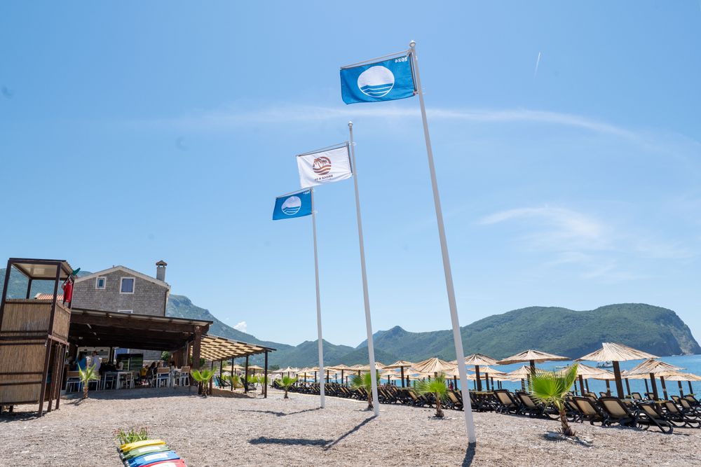 Голубые флаги на пляжах Черногории