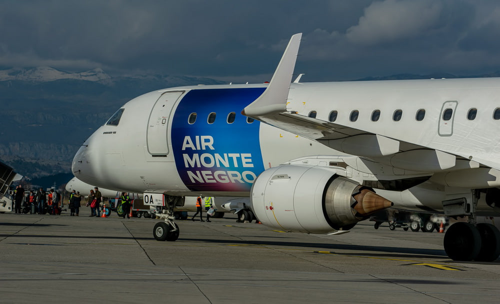Самолет Air Montenegro