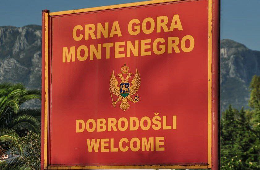 Вывеска "Добро пожаловать в Черногорию"