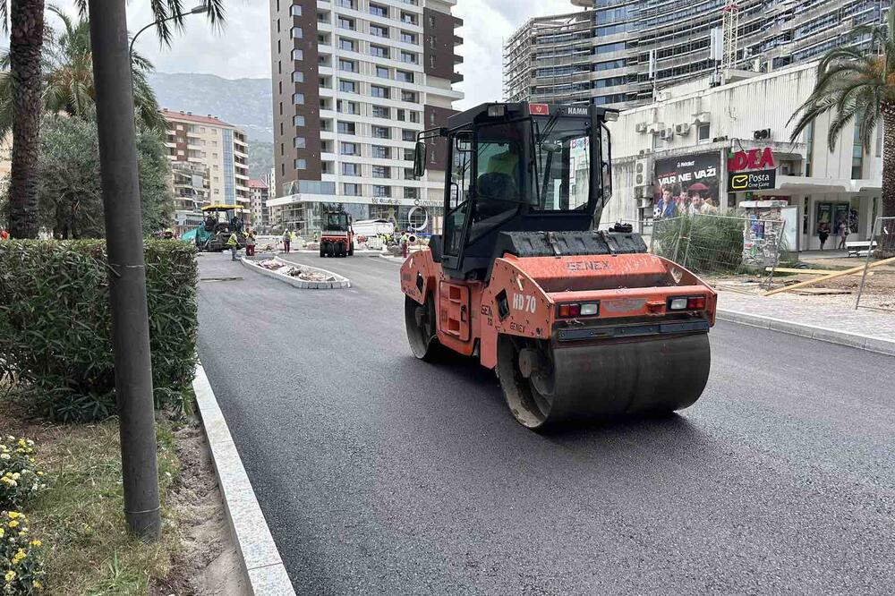 Укладывание асфальта в центре Будвы