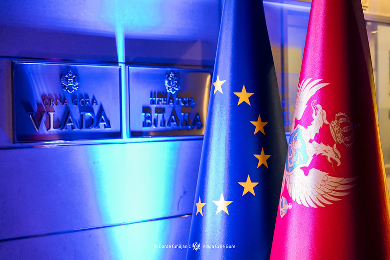 Здание правительства Черногории подсвечено цветом флага Европы, флаги ЕС и Черногории