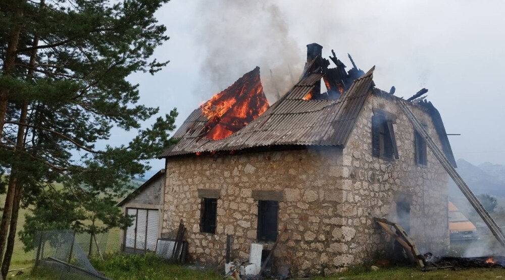 Дом горит из-за попадания в него молнии