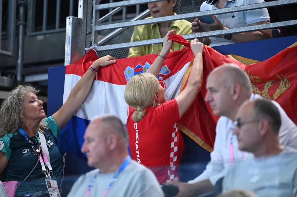 Бывшая президент Хорватии Колинда Грабар-Китарович связывает флаги Хорватии и Черногории на Олимпиаде в Париже