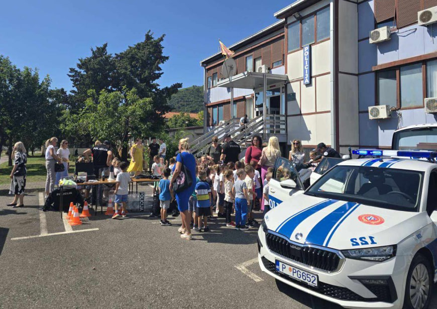 Люди и полиция на Дне открытых дверей в Будве