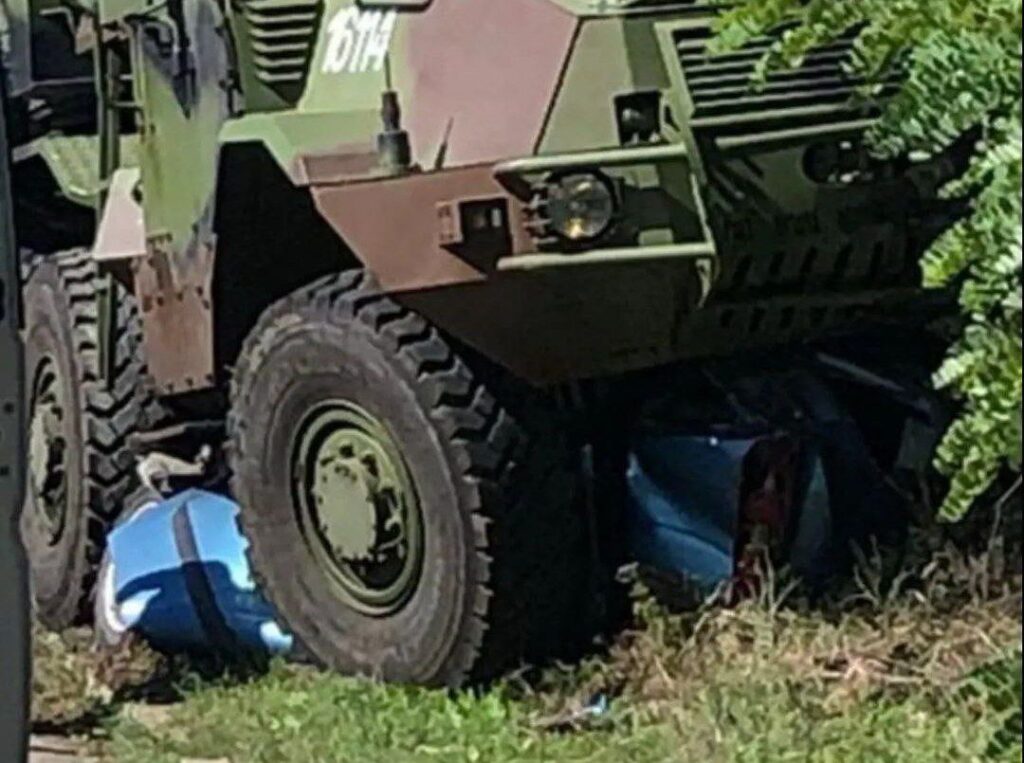 Военная машина наехала на легковушку в Сербии