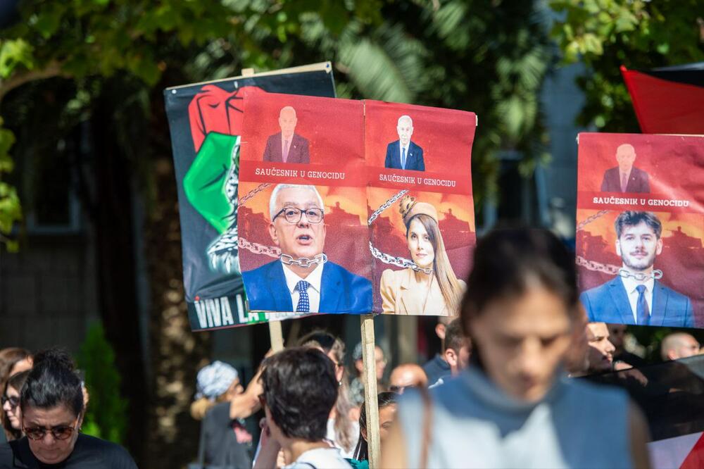 Протестующие несут плакаты с изображениями черногорских политиков