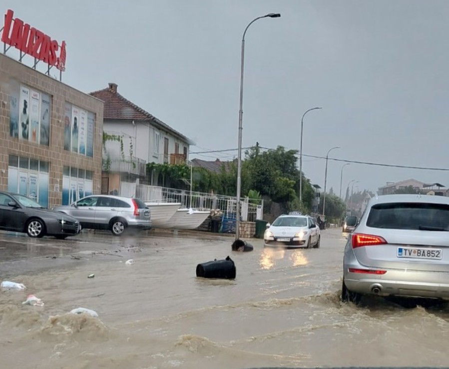 Затопленная дорога из-за дождя в Тивате