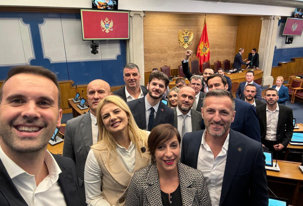 Селфи премьер-министра Черногории Милойко Спаича в парламенте