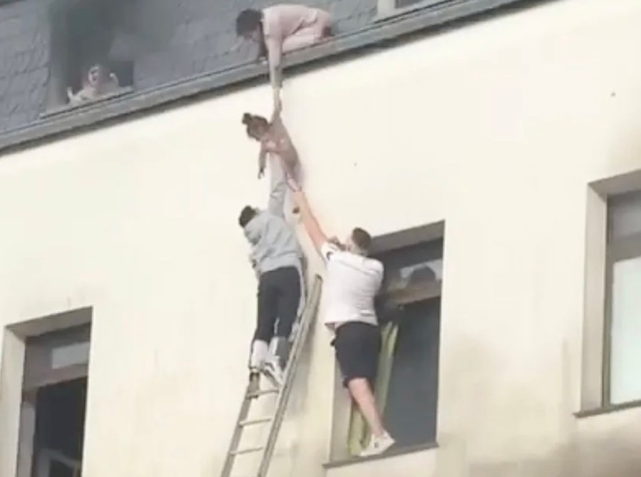 Спасение детей из горящего здания
