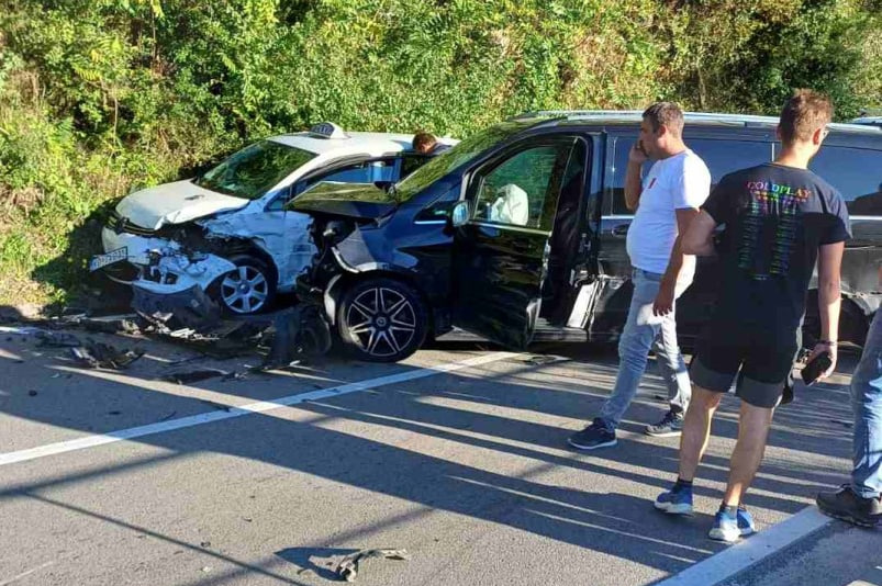 Поврежденные авто в результате ДТП на дороге Котор - Рисан
