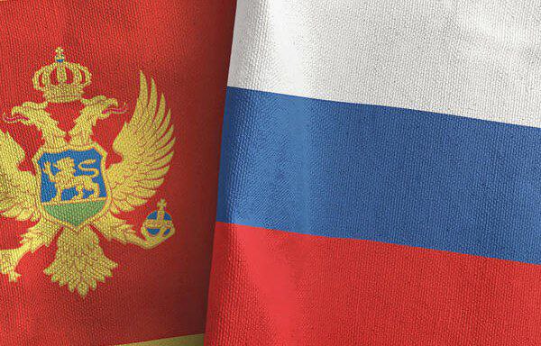 Флаги Черногории и России
