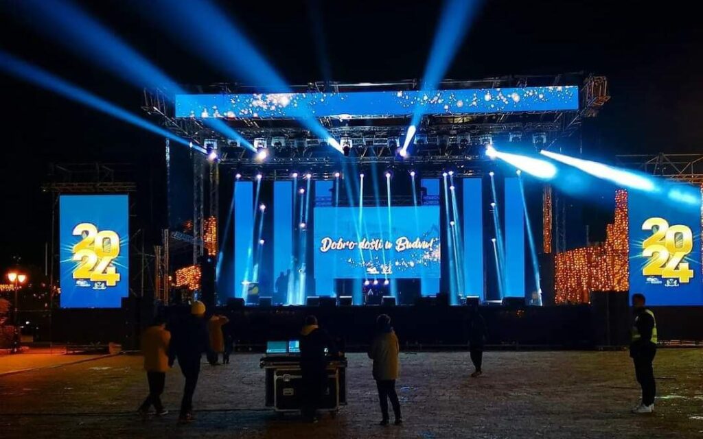 Новогодняя сцена у Старого города в Будве