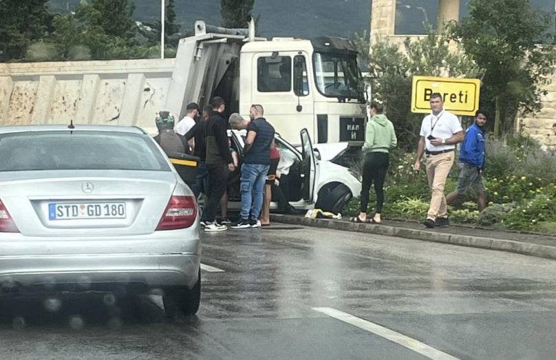 Поврежденные автомобили в результате столкновения в районе Завала в Будве