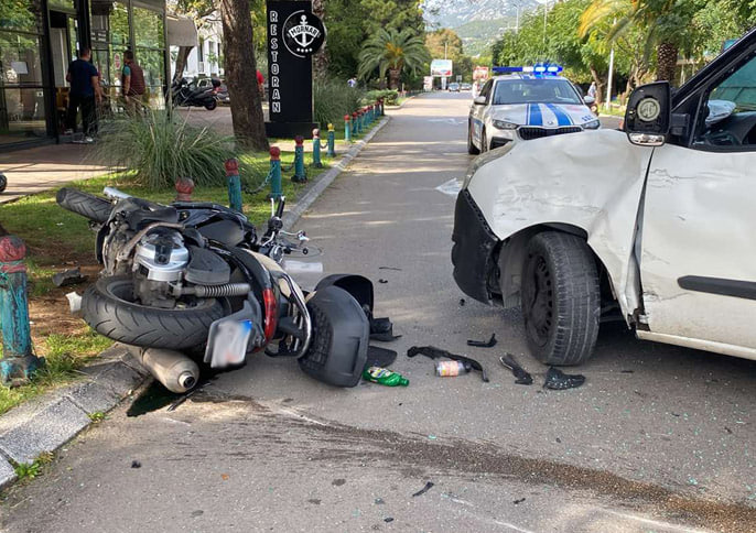 Поврежденный мотоцикл в результате ДТП лежит на земле