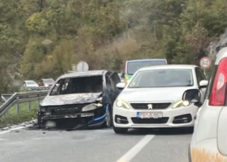 Сгоревшее авто на дороге Цетине - Будва