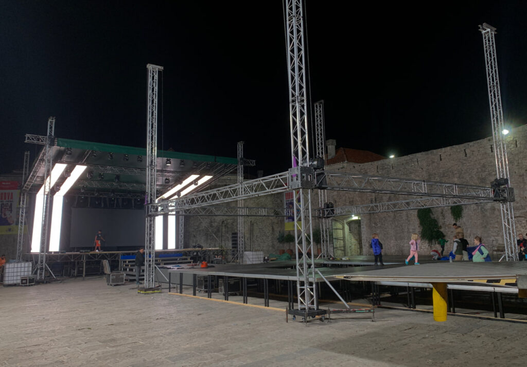 Сцена на проведения чемпионата мира по боксу у стен Старого города Будвы