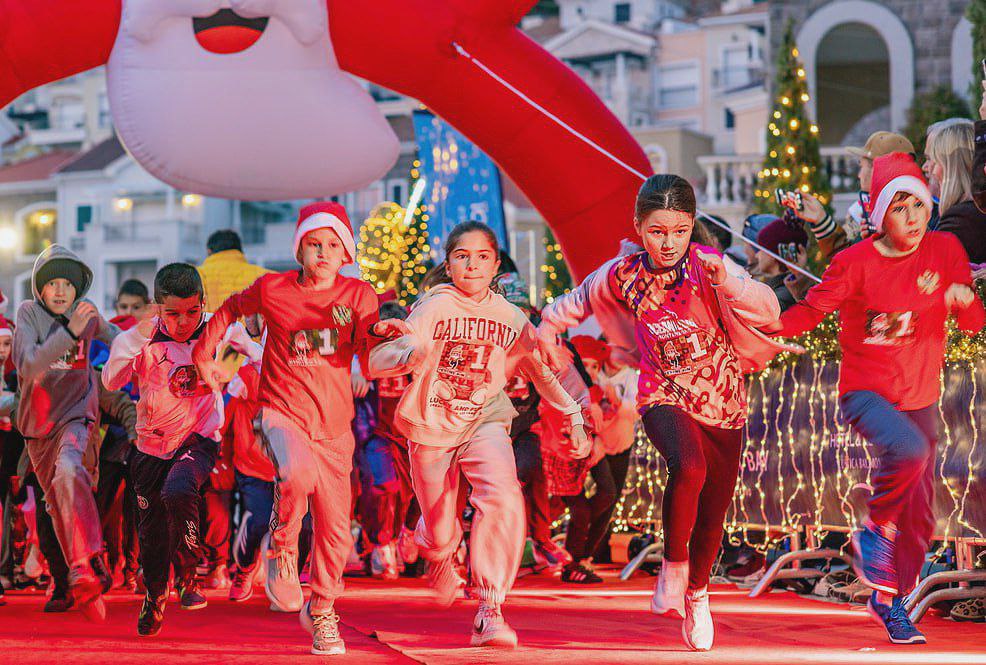 Участники забена Festive Run в Луштице Бэй