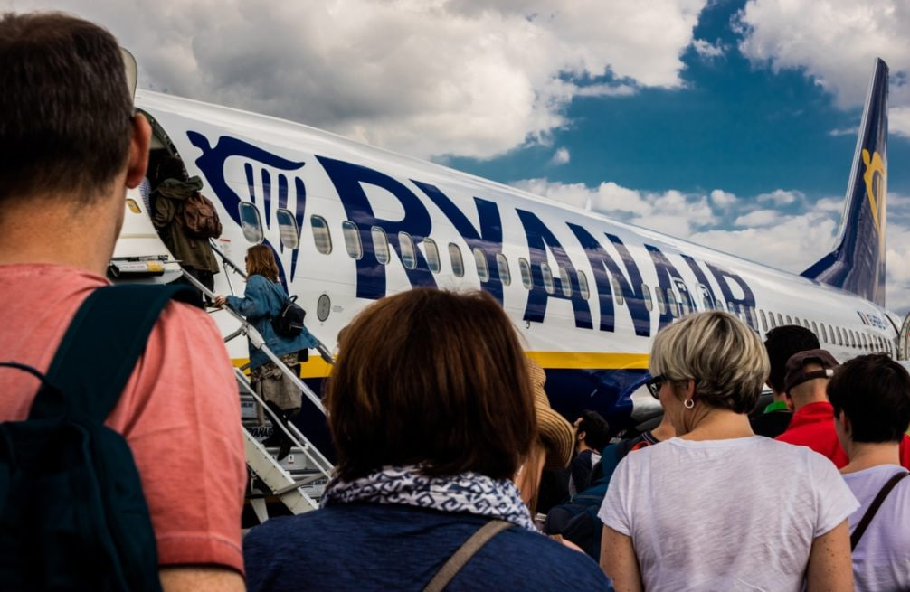 Пассажиры заходят в самолет авиакомпании Ryanair