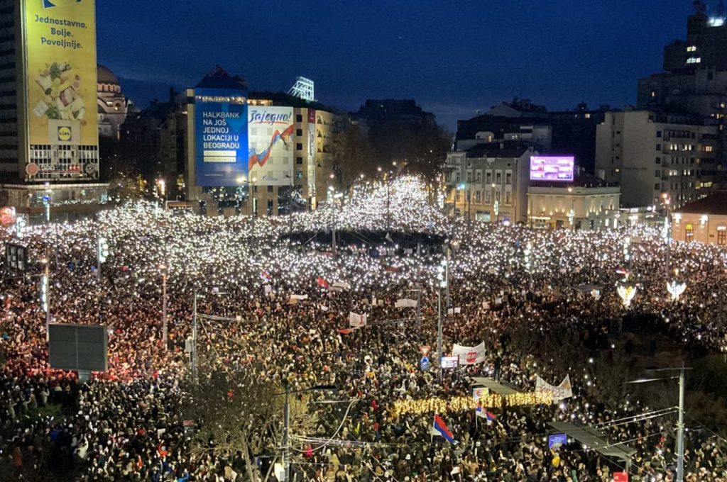 Площадь Славия во время протеста в Белграде