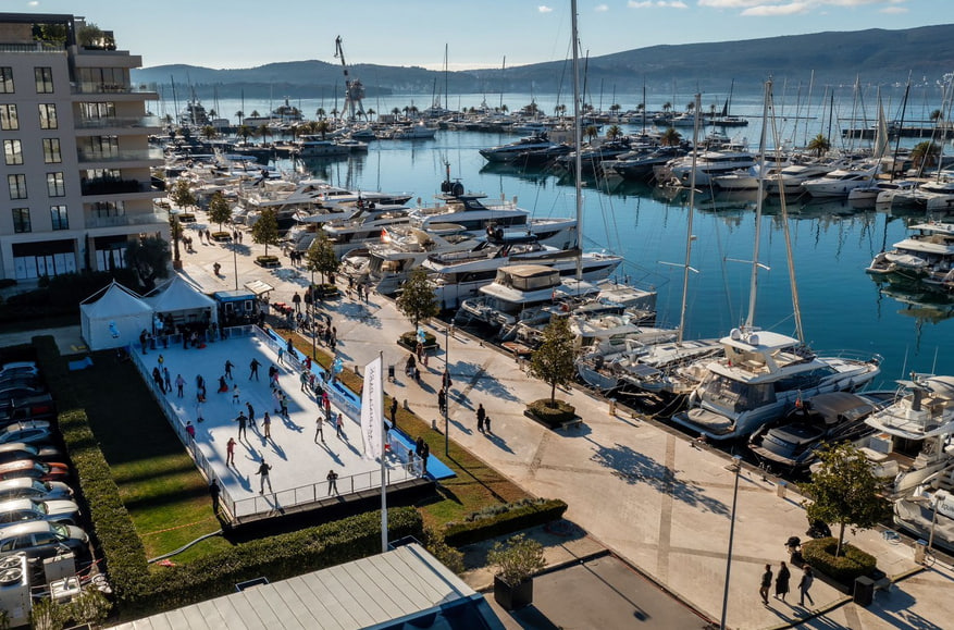 Ледовый каток в Тивате, в районе Porto Montenegro