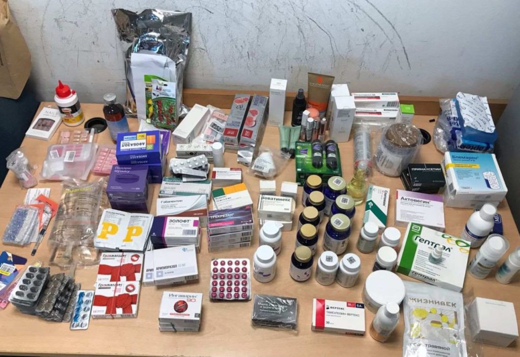 Лекарства на столе