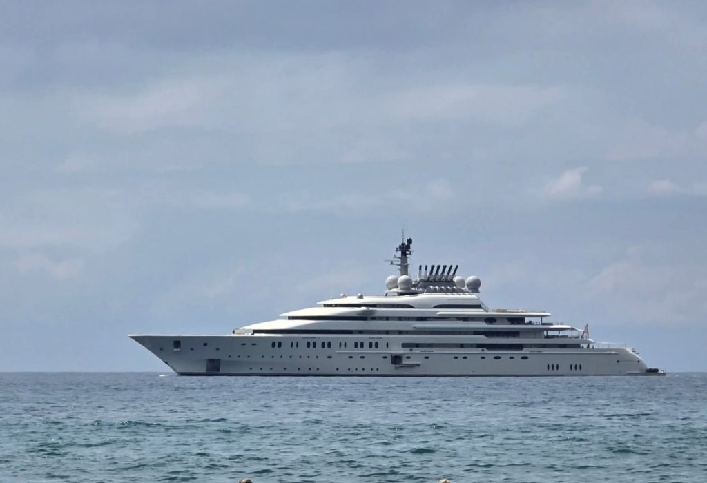 Яхта Opera в черногорском Баре