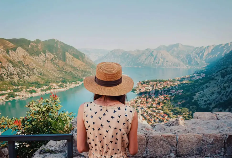 Девушка на фоне Котора