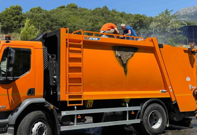 Загоревшийся мусоровоз в Будве