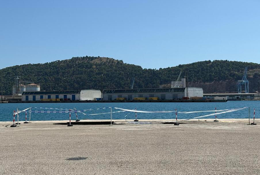 Поврежденный причал в порту Бара