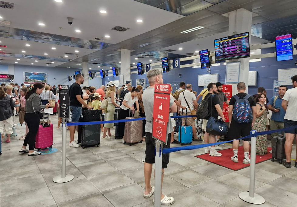 Туристы в черногорском аэропорту