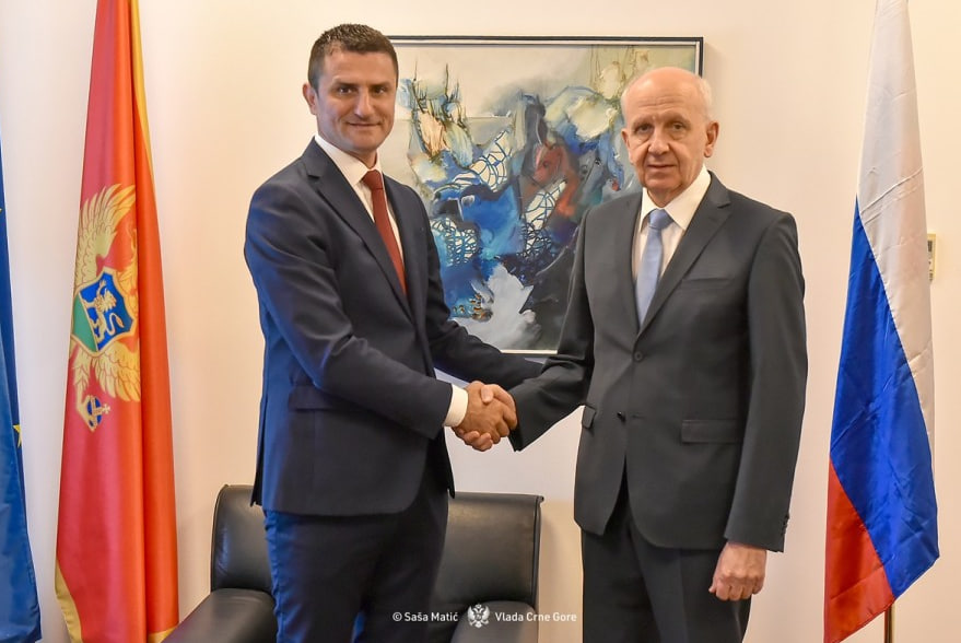 Рукопожатие вице-премьера Черногории по вопросам инфраструктуры и регионального развития с послом РФ в Черногории Александром Лукашиком