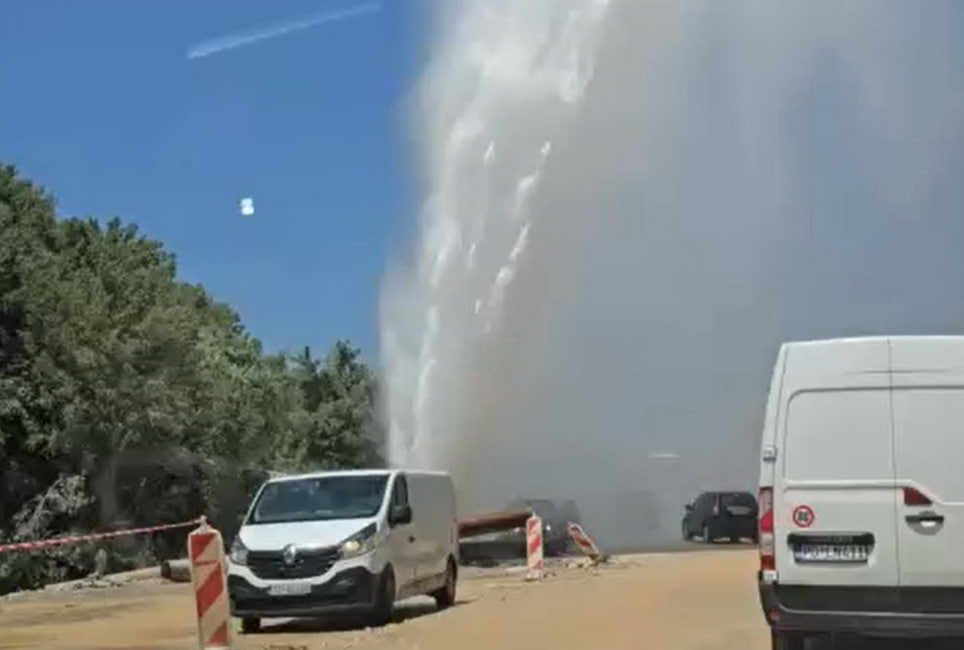 Поврежденный водопровод на дороге Тиват - Яз