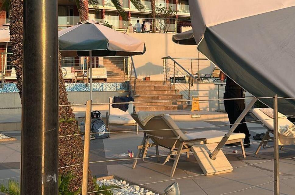 Бассейн и лежак