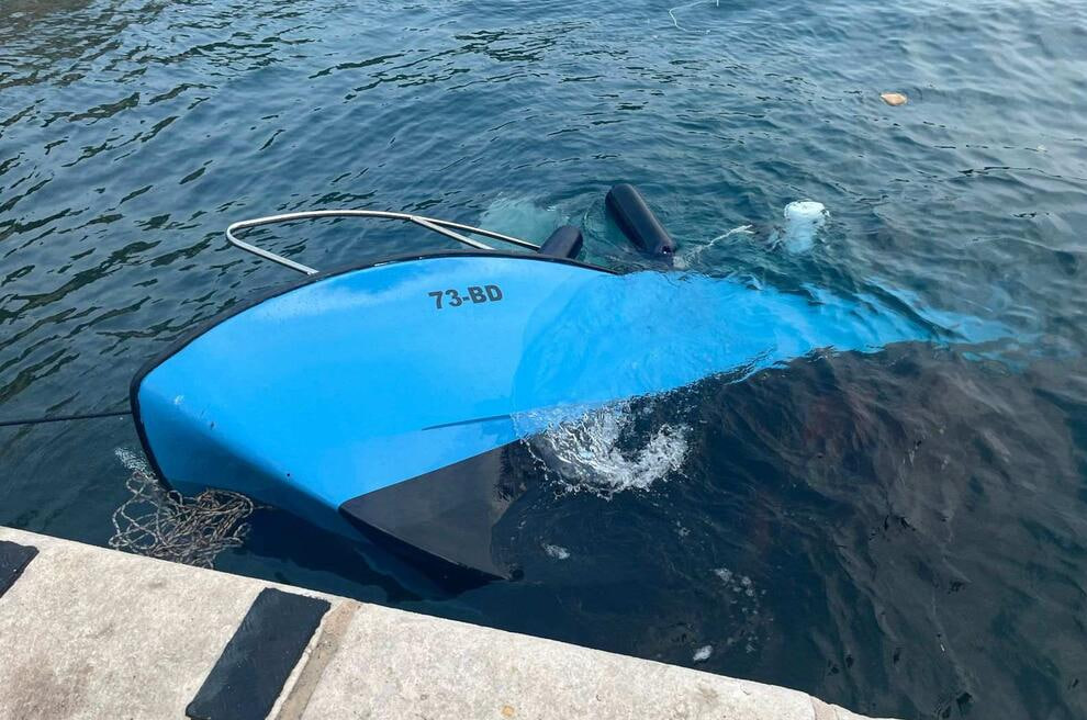 Затонувший туристический катер в Лепетане