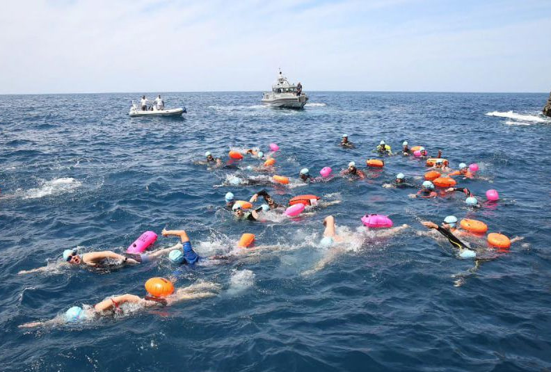 Пловцы благотворительного марафона в Будве