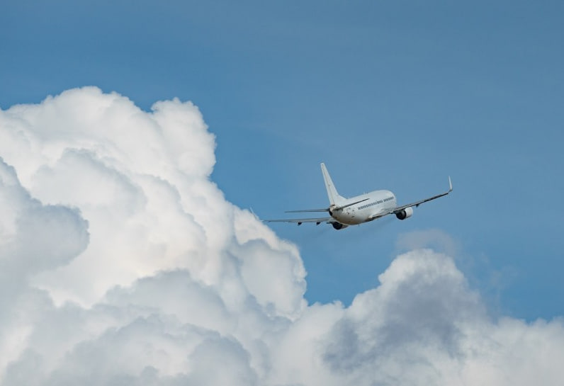 Самолет в небе