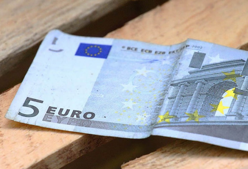 Банкнота пять евро