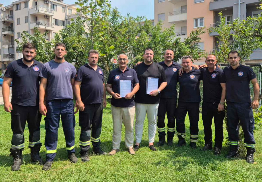 Пожарные Будвы получают пожертвование