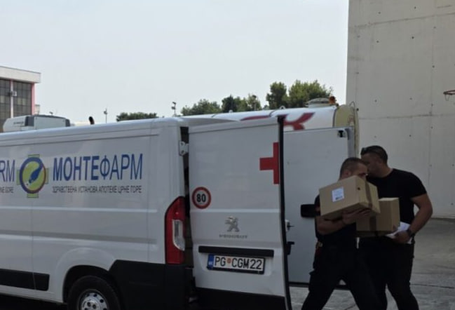 Мужчины выгружают коробки с защитными средствами для пожарных