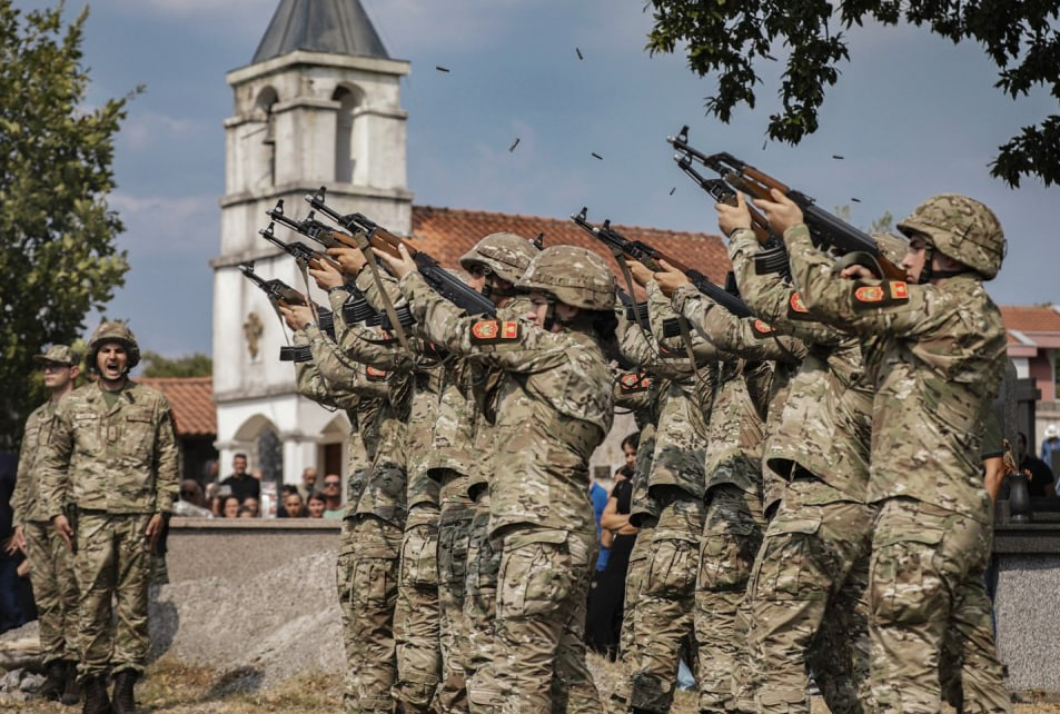 Военнослужащие Черногории стреляют в воздух