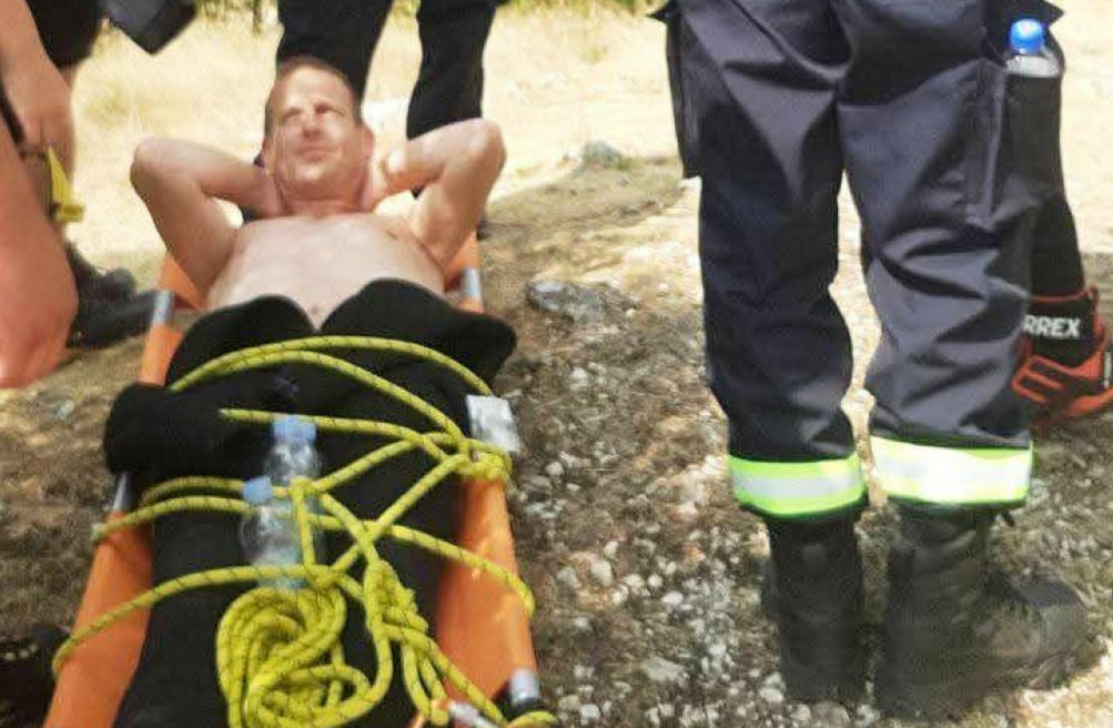 Пострадавший на носилках