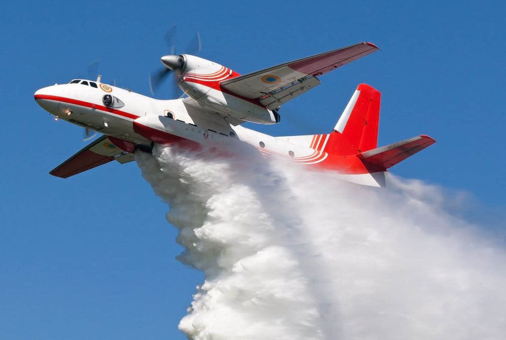 Самолет АН-32 тушит пожар
